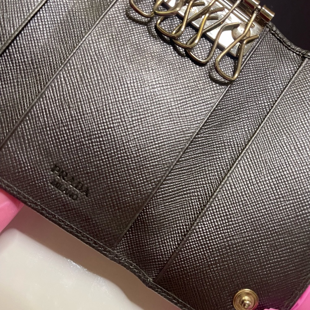 Prada Gunmetal Saffiano Key Holder / Card Tri-Fold Organizer Unisex - Picture 6 of 13